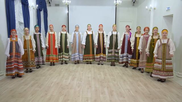 Малый фольклорный ансамбль "Лопоточки" колядка "На святом месте" смотреть онлайн