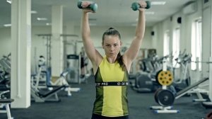 Махи гантелей через стороны вверх.