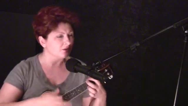 Kathryn Burke sings "Via Con Me" with ukulele смотреть онлайн