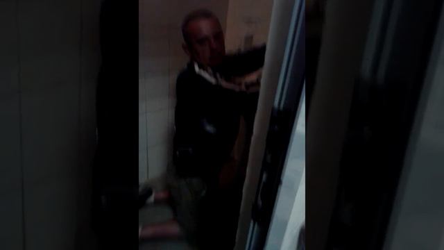моет руки и коляска не исправна