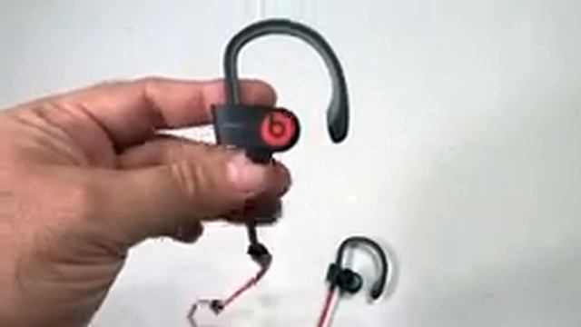 PowerBeats2 wireless in ear headphone review and open box смотреть онлайн