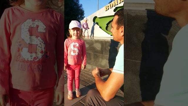 Маленькая девочка читает стих про папу. Папочка папуля как тебя люблю я!! смотреть онлайн