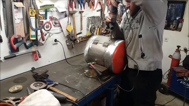 Výroba topeniště ke kotlíku z tlakové nádoby / Firepit made from water pressure tank смотреть онлайн