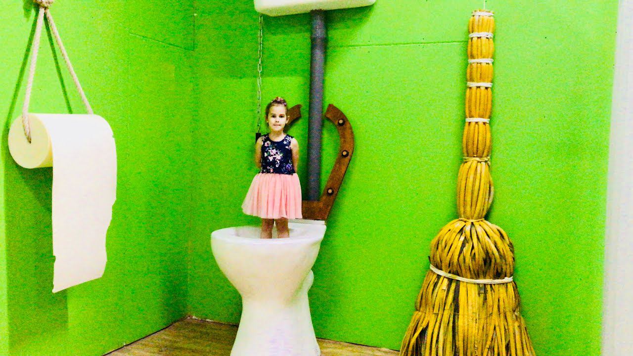 Дом Великана Алина и Юляшка играют в гигантские игрушки смотреть онлайн