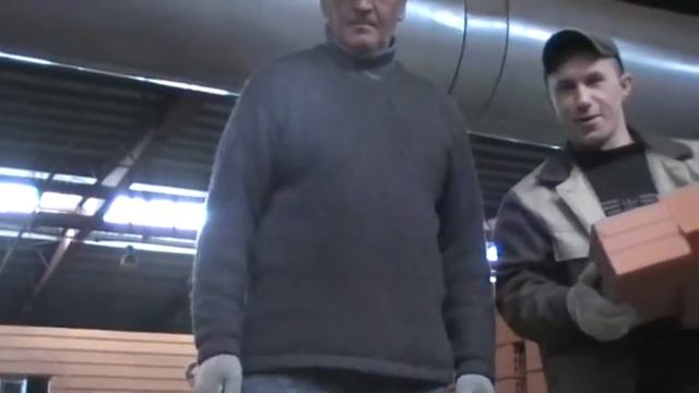 разгрузка кирпича в ручную