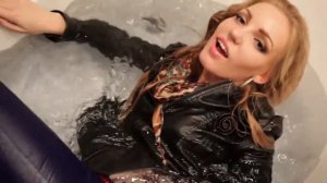 Wetlook Jeans and Leather in Bathtub