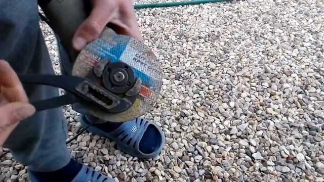 Как поменять диск болгарки без ключа смотреть онлайн