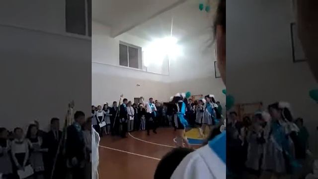 Выпускники, танцуют, зажигают? смотреть онлайн