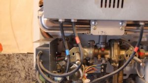 Газовая колонка зажигается и тухнет.Выключается.Причина.Ремонт.