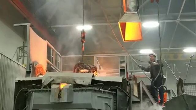 Загрузка мокрого чугуна в печь(индукционный канальный миксер дозатор) смотреть онлайн
