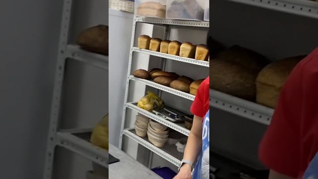 Крутим основу для пиццы ? воздушный замес теста смотреть онлайн