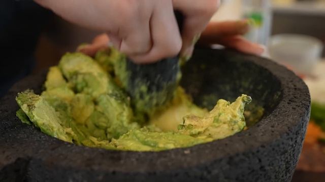 CHIPS and GUACAMOLE at Home, Better Than Any Mexican Restaurant!!! смотреть онлайн