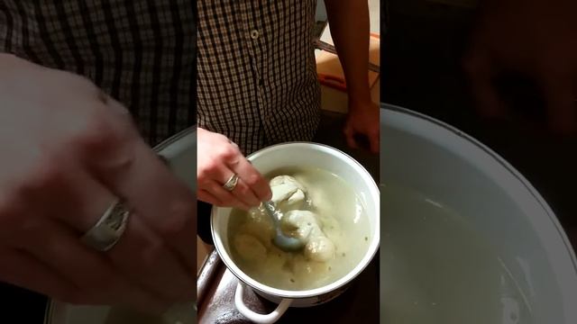 Если слиплись сырые пельмени (вареники) смотреть онлайн