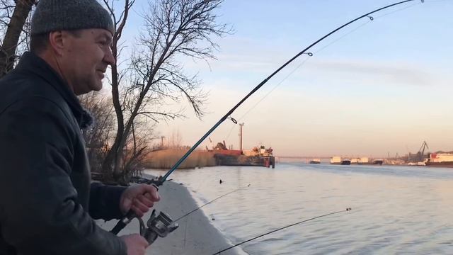 Рыбалка на спиннинг с берега. Ход донской тарани. Весна 2020. смотреть онлайн