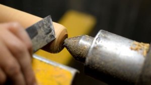 Простая скалка на токарном станке по дереву.