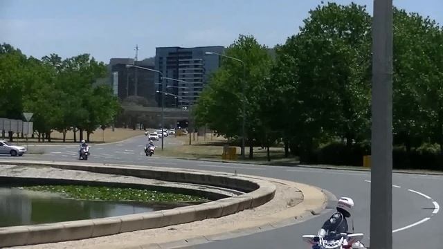 Motorcade of UK Prime Minister David Cameron in Canberra, Australia смотреть онлайн