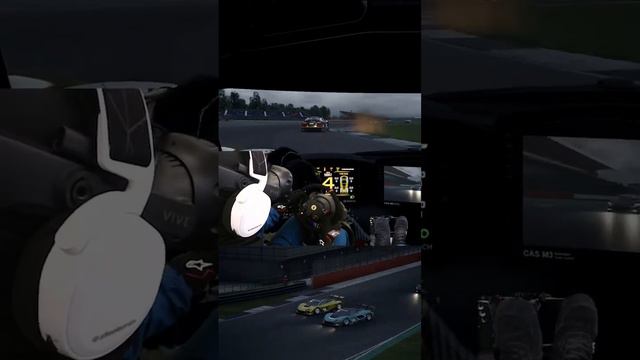 Nailed this overtake through a bit of traffic. смотреть онлайн