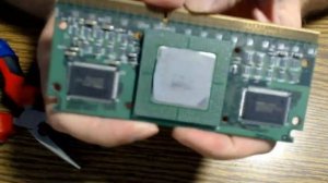 Разборка процессора Pentium II Slot 1 в поиске драгметаллов.