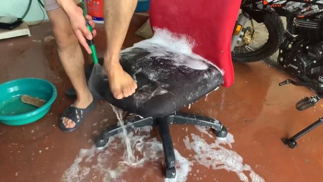 How to Clean an Office Chair at Home смотреть онлайн