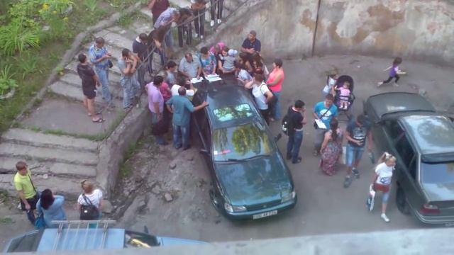 Толпа во дворе Тула, УФМС смотреть онлайн