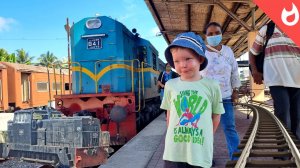 Едем в поезде с открытой дверью на жд вокзал в Галле_ ЖД вокзал  Галле и маневровые поезда Шри-ланка