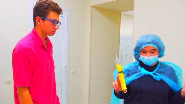 МАЛЯВКИ НАПАЛИ НА ДОКТОРА С УКОЛОМ !! смотреть онлайн