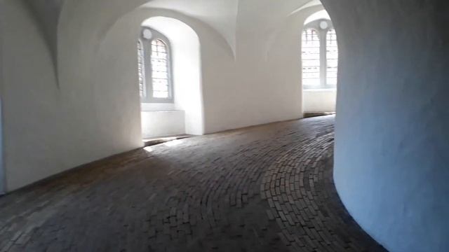 Копенгаген - подъем на Круглую башню смотреть онлайн