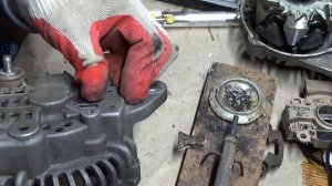 Замена регулятора напряжения на генераторе Mitsubishi Lancer 9.