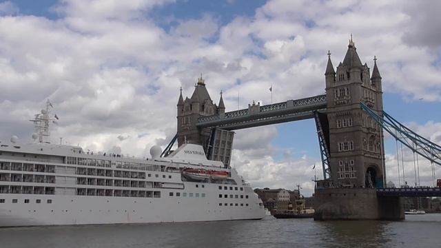 "Silver Cloud" passes through Tower Bridge - 09/06/2017 смотреть онлайн