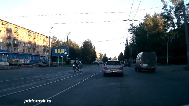 Омск. Велосипедист пересекает Нефтезаводскую. смотреть онлайн