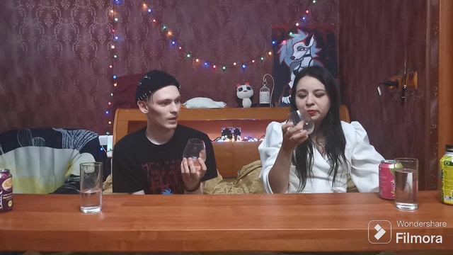 Пробуем азиаткие напитки с гостем