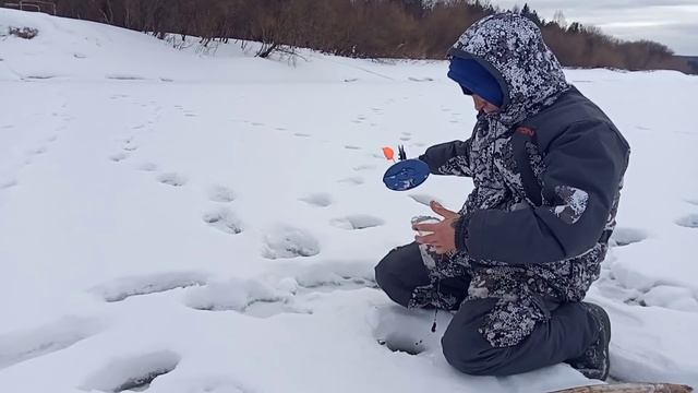 Вся семья ушла в ЛЕС! Жизнь в лесу. Зимнее барбекю. Проверка речных снастей. смотреть онлайн