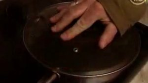 Как тушить горящую сковородку, 1 мин.