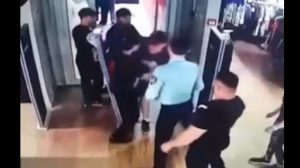 Драка во время кражи в магазине одежды