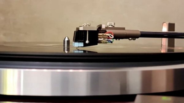 Слушаем "The Weeknd - The Hills" на виниле (LP)