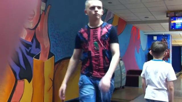 Танцы в боулинге...Вот так надо играть в боулинг. смотреть онлайн