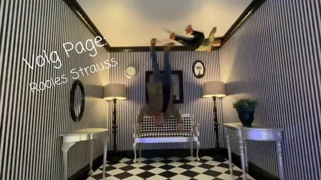 Alles is deur mekaar. Rooies Strauss staan op sy kop. смотреть онлайн