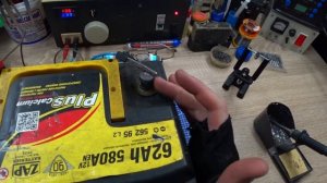 ? КАК СНЯТЬ И УСТАНОВИТЬ АККУМУЛЯТОР В AUDI Q7 ?