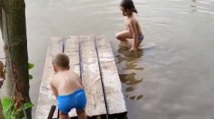 Дети купаются в озере и плавают на плоту