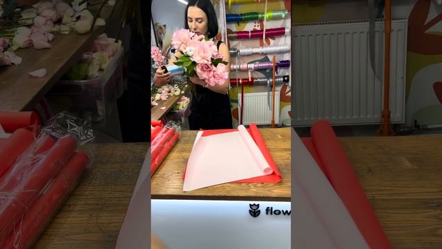 Как сделать букет из французской розы ,хлопка и зелени в дизайнерском оформлении #rose #roseflower