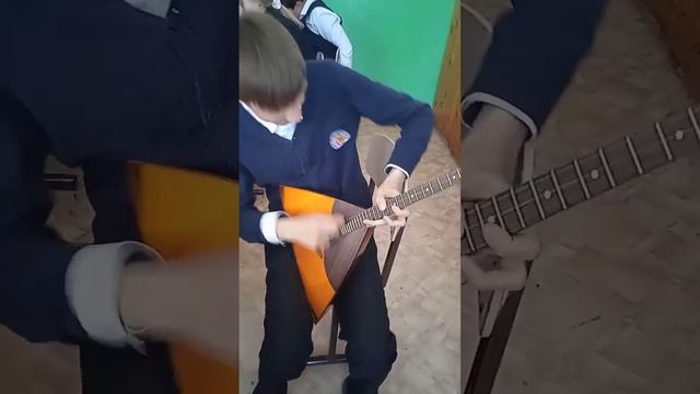 шок школьник играет жоский метал на балалайке смотреть онлайн