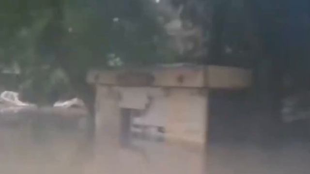 ??Плавают все, кому не лень А кому лень - тоже плавают. Сочи, кстати. Из берегов вышла река Мацес смотреть онлайн