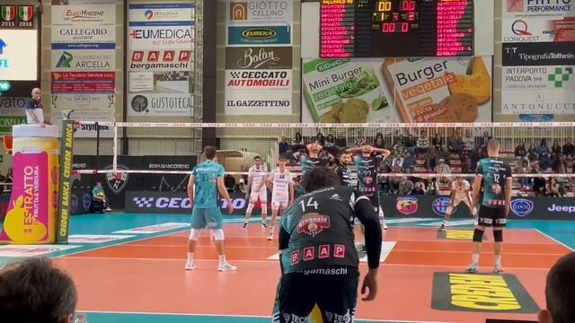 Ran Takahashi serving. смотреть онлайн