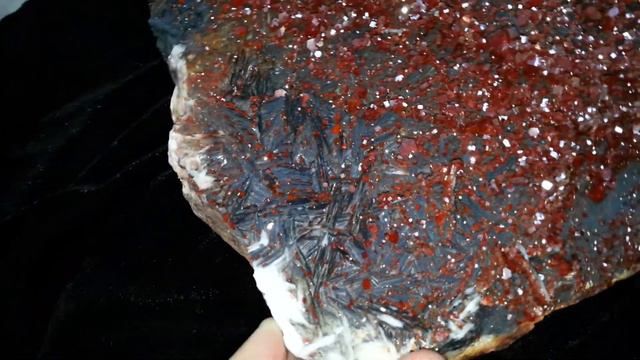 Ванадинит. Марокко. Vanadinite, barite + black oxide смотреть онлайн