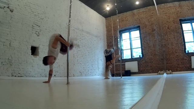 Шалаев Семен осваивает pole dance с Iproject смотреть онлайн