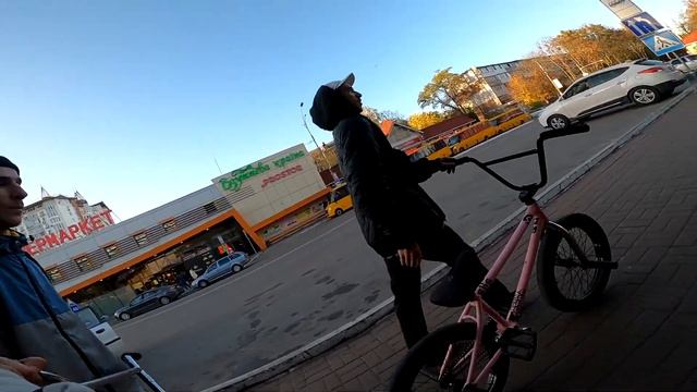 Над БЛИЗНЕЦАМИ на БМХ Раньше СМЕЯЛИСЬ А Сейчас ОНИ Лучшие... смотреть онлайн