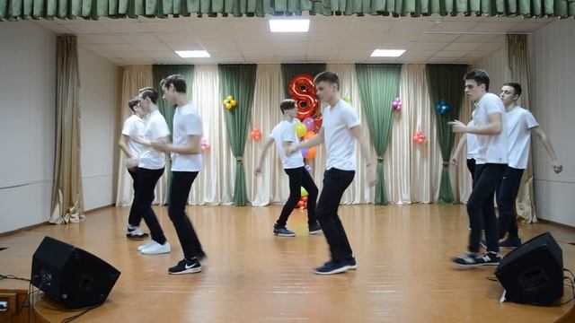 танец-подарок парней на 8 марта 2018. СШ№14 г. БрЕСТ смотреть онлайн