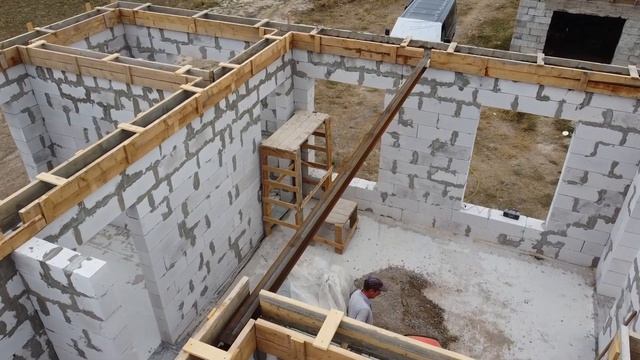 ЗАЛИВАЕМ СЕЙСМОПОЯС НА ДОМЕ 10*11 М. ИЗ ГАЗОБЛОКА. СТРОЕНИЕ ОПАЛУБКИ, КРЕПЛЕНИЕ, АРМИРОВАНИЕ. смотреть онлайн