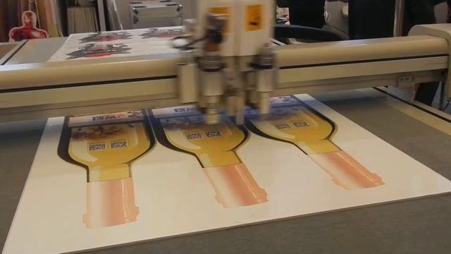 Планшетный режущий плоттер в процессе раскроя (резки) картонной заготовки с совмещением резки -2 смотреть онлайн