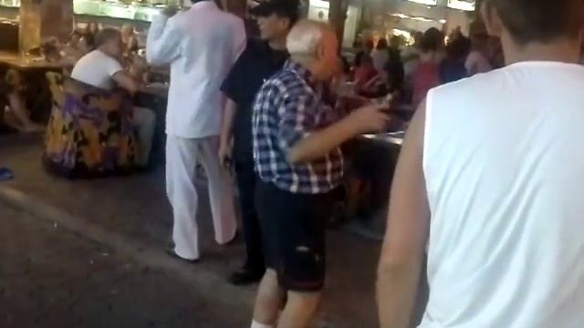 паттайя дед танцует у русского ресторана на WALKING STREET. смотреть онлайн